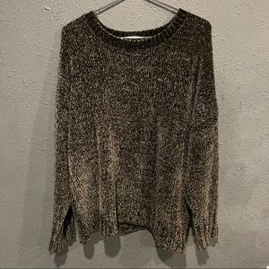 Women’s Seven7 sweater.